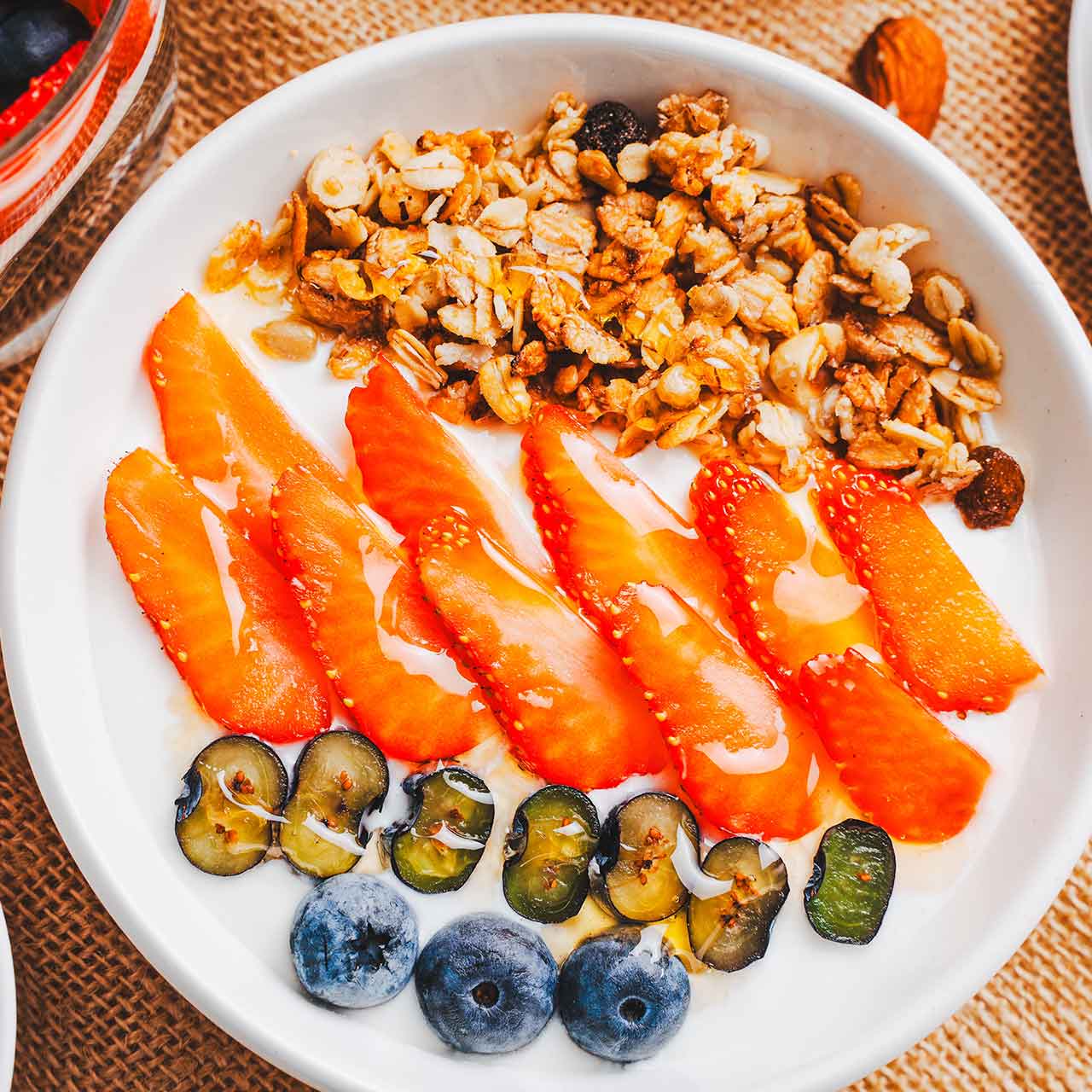 Joghurt-Beeren-Granola